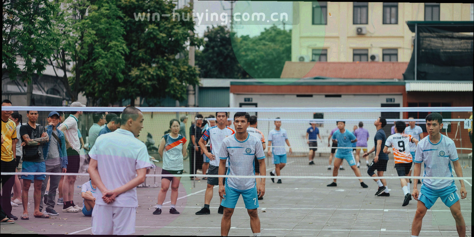 深青底色的专题研究板抽象构图，倒序时间轴、记录条目卡与雾蓝色版本标签错位排布