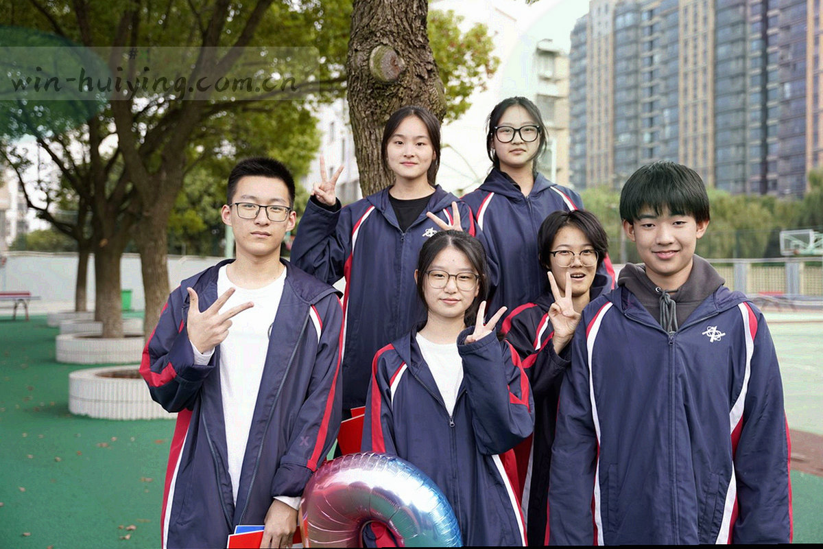 办公区俯视抽象画面，屏幕上排列着版本标签与审核流程线，不出现人物特写